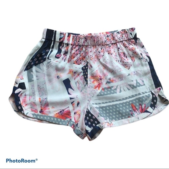 French Connection Floral Pull On Shorts - Picture 3 of 11